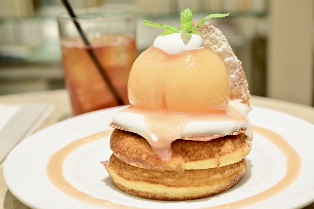 「まるごと“岡山白桃”とミルキークリームのパンケーキ」イメージ