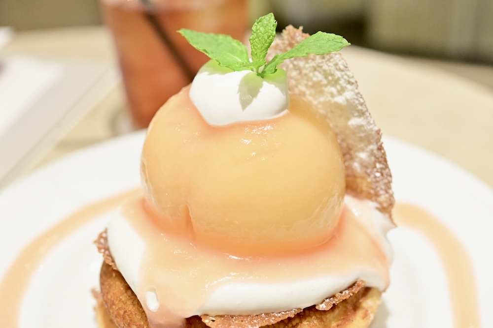 「まるごと“岡山白桃”とミルキークリームのパンケーキ」イメージ