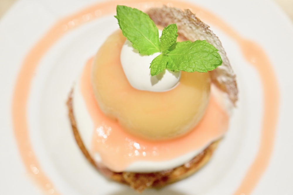 「まるごと“岡山白桃”とミルキークリームのパンケーキ」イメージ