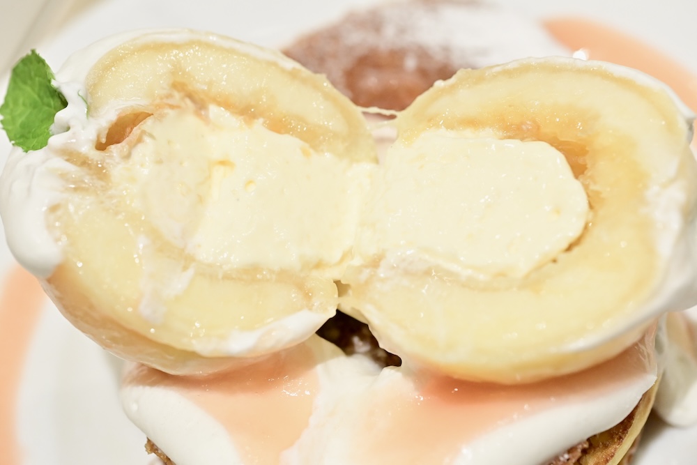 「まるごと“岡山白桃”とミルキークリームのパンケーキ」イメージ