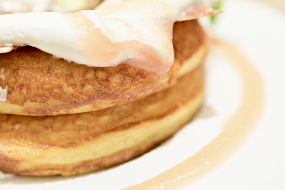 「まるごと“岡山白桃”とミルキークリームのパンケーキ」イメージ
