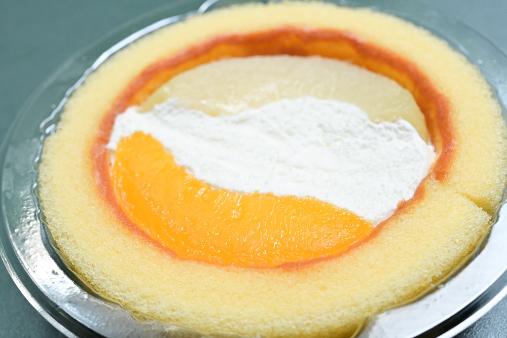 「プレミアムロールケーキ白桃＆黄桃」イメージ