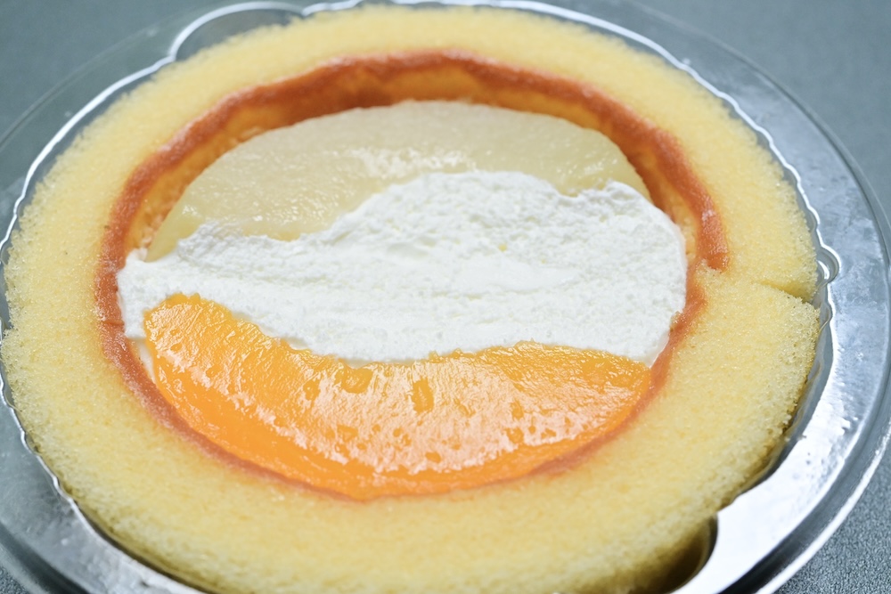 「プレミアムロールケーキ白桃&黄桃」イメージ