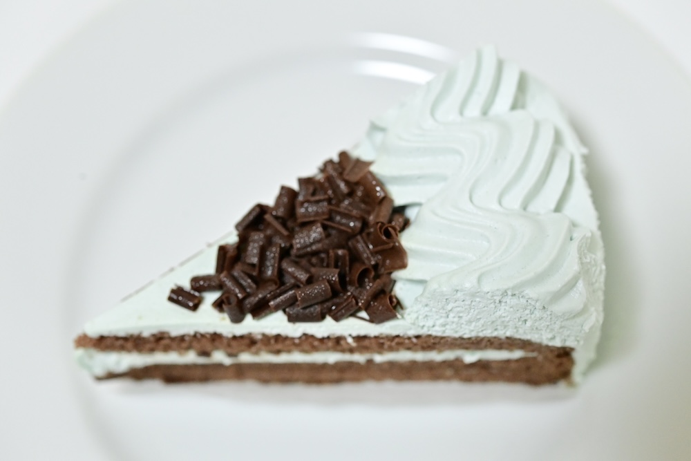 「ヤマザキ　エッセルスーパーカップチョコミント風味ケーキ」イメージ