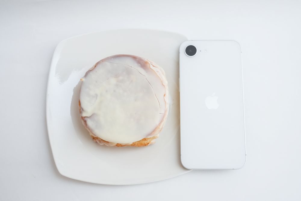 iPhone17eと比較した「ミルクとホワイトチョコのクイニーアマン」イメージ