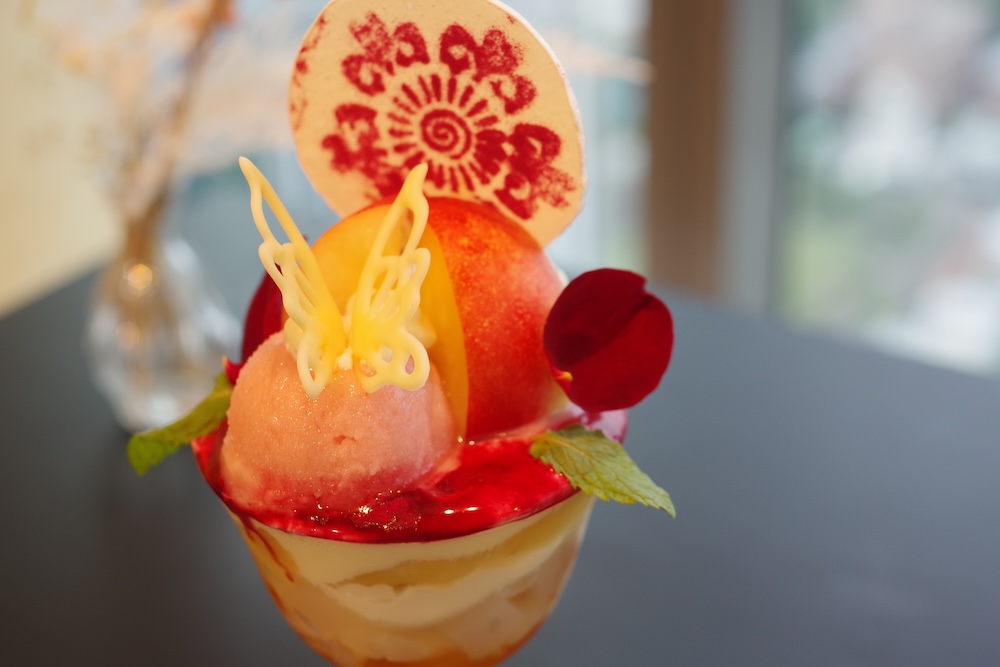 「【ピンク】桃とライチのパフェ」税込み2,500円(別途サービス料)