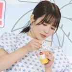 「映画ちいかわ 島フルーツパフェ」を実食する志田未来さん