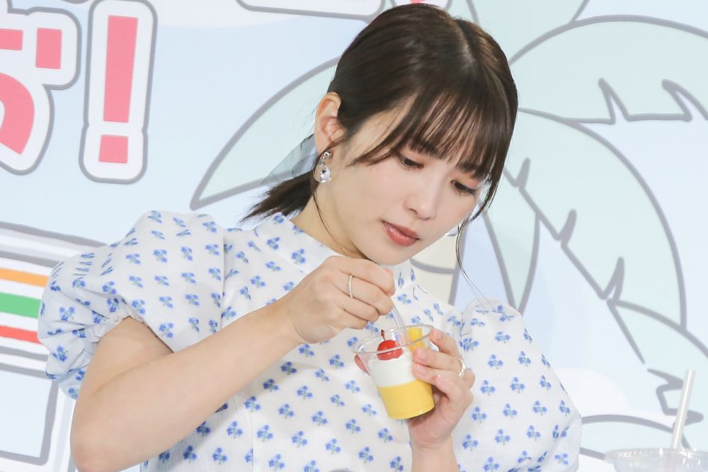 「映画ちいかわ 島フルーツパフェ」を実食する志田未来さん