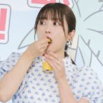 「映画ちいかわ 島フルーツパフェ」を実食する志田未来さん