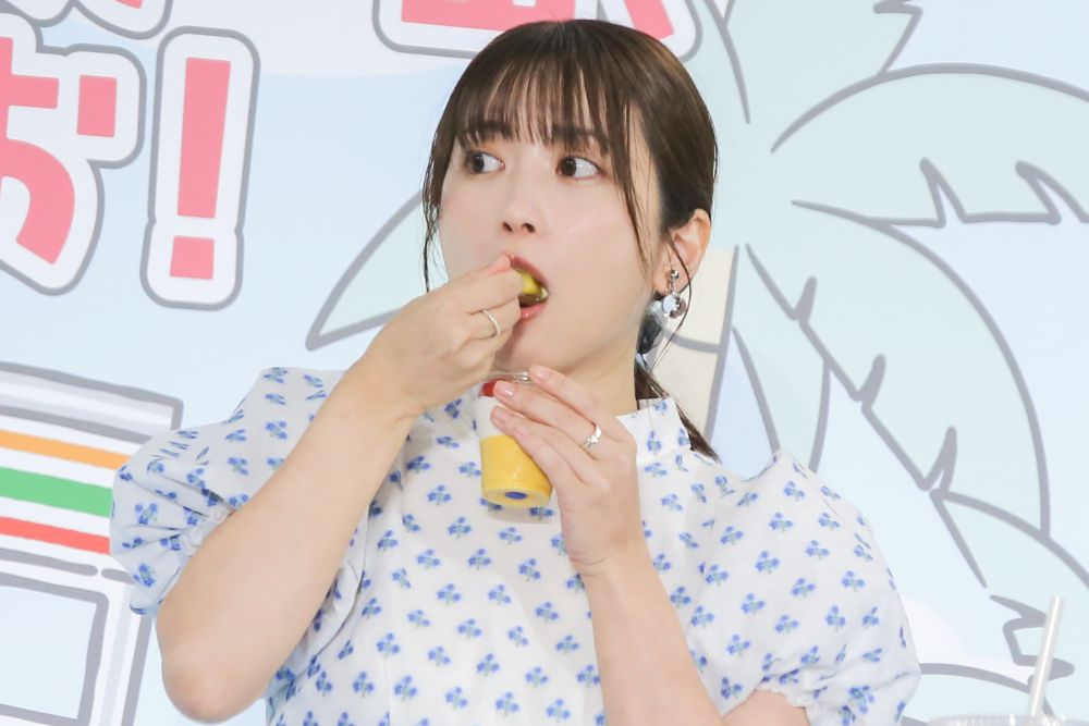 「映画ちいかわ 島フルーツパフェ」を実食する志田未来さん