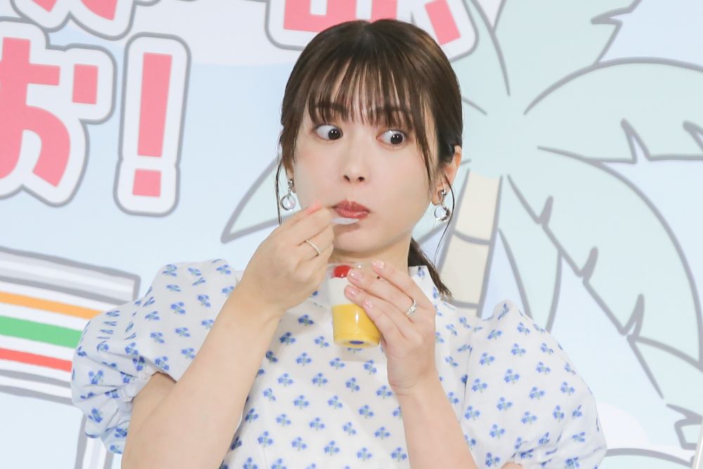 「映画ちいかわ 島フルーツパフェ」を実食する志田未来さん