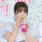 「映画ちいかわ ピンクパッションピタヤスムージー」を実食する志田未来さん