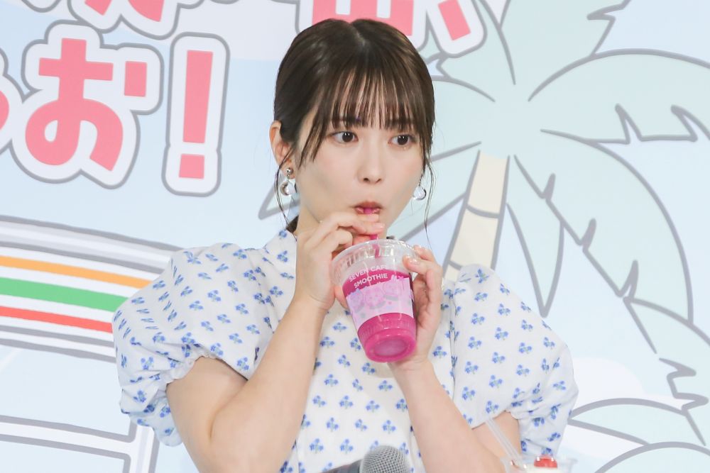 「映画ちいかわ ピンクパッションピタヤスムージー」を実食する志田未来さん