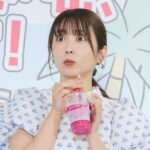 「映画ちいかわ ピンクパッションピタヤスムージー」を実食する志田未来さん