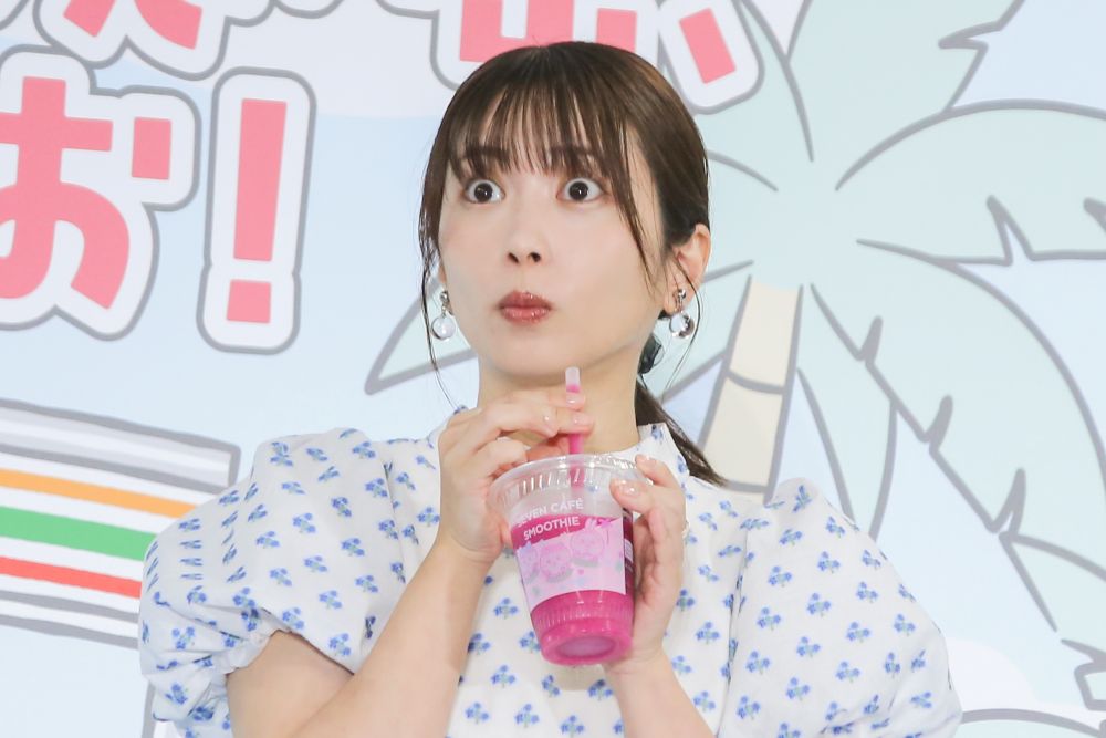 「映画ちいかわ ピンクパッションピタヤスムージー」を実食する志田未来さん