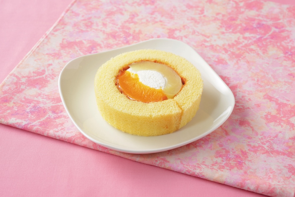 7月14日より発売される「プレミアムロールケーキ白桃＆黄桃」税込み254円