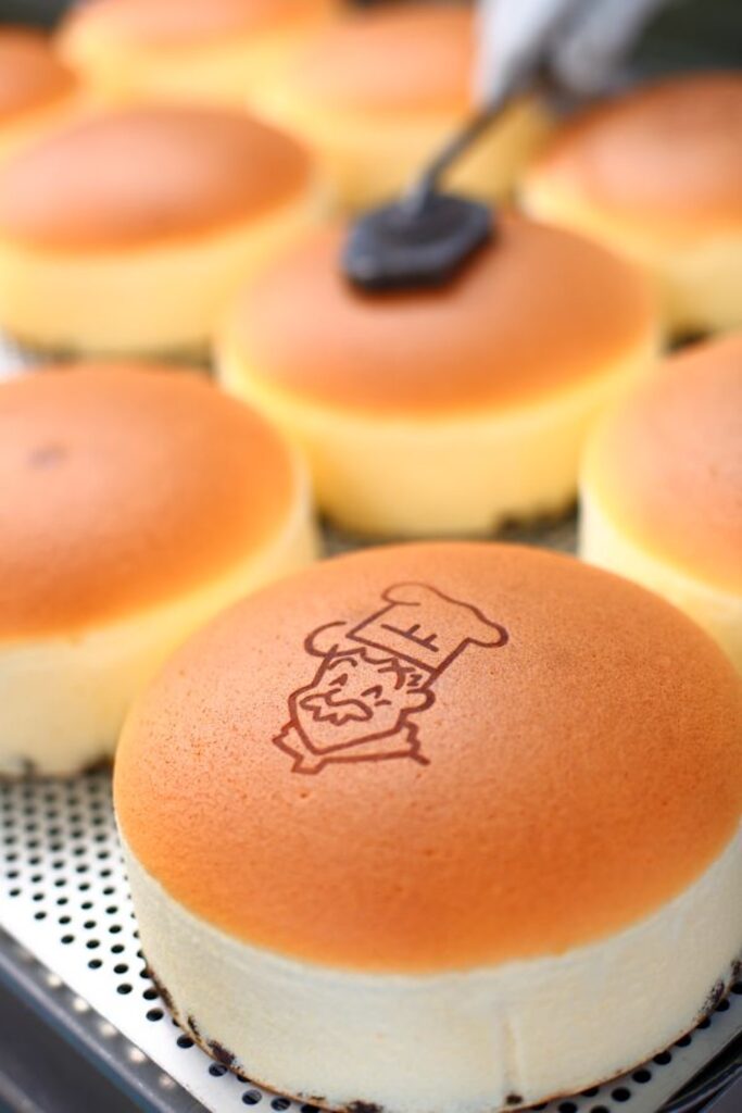 「焼きたてチーズケーキ」6号サイズ・税込み1,095円