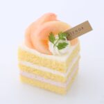 1階の「アンテノール」にて販売中の「桃のショートケーキ」税込み842円