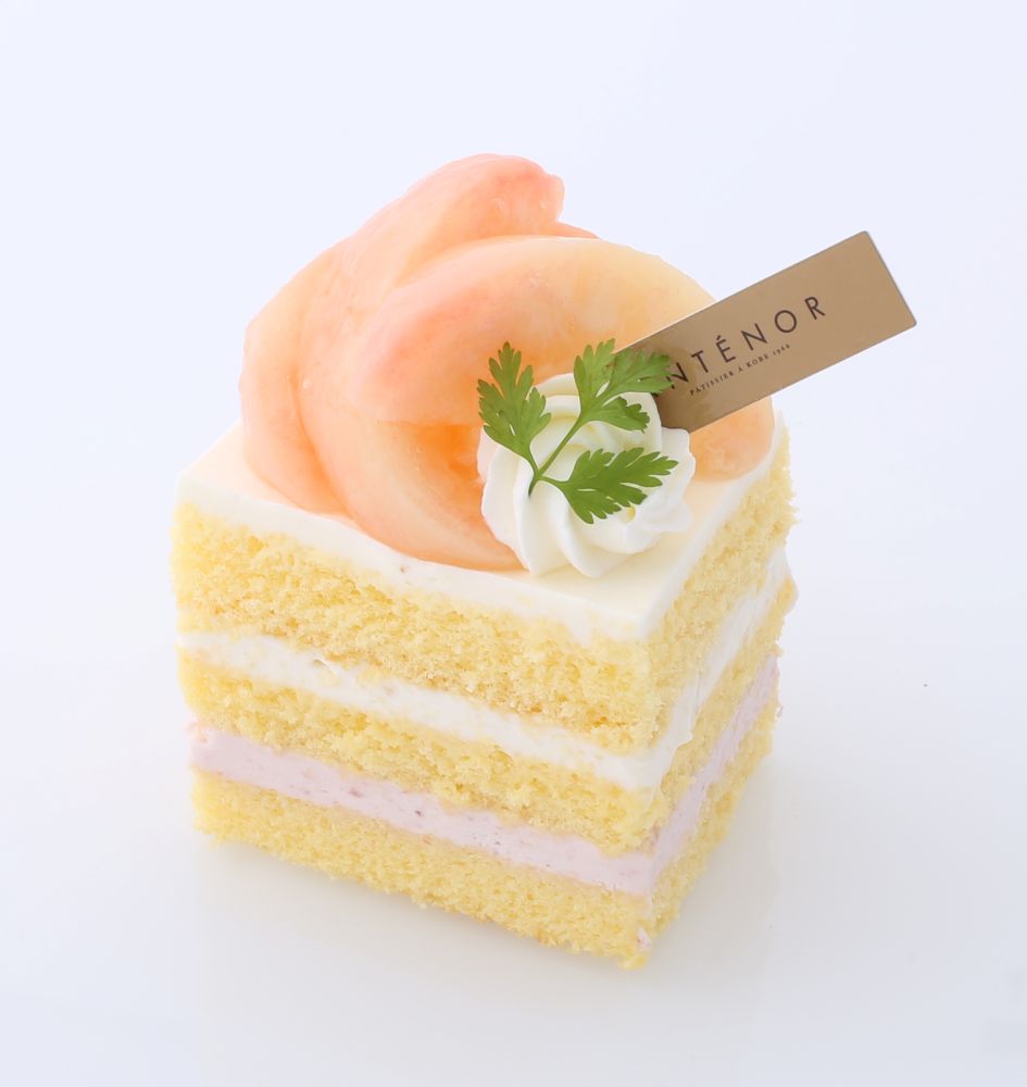 1階の「アンテノール」にて販売中の「桃のショートケーキ」税込み842円
