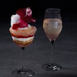 「桃とフロマージュブラン ピスタチオのヌガーグラッセパフェ」税込み2,500円(別途サービス料)。ペアリングセットは税込み3,800円(別途サービス料)