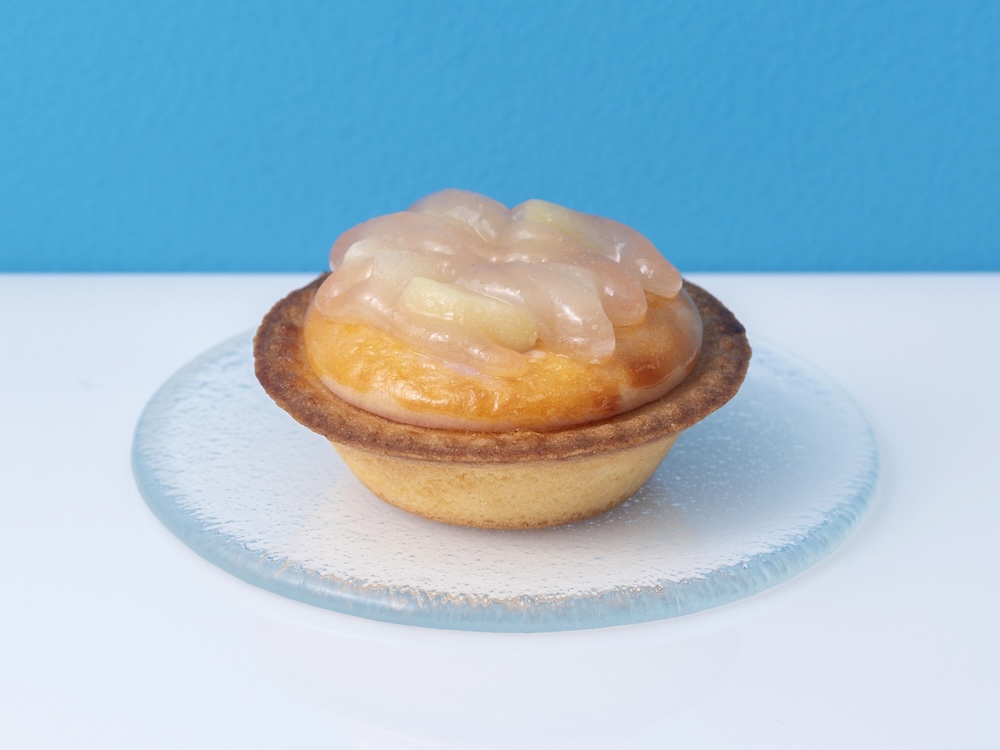 「BAKE CHEESE TART」の「焼きたてタルト 桃チーズ」税込み351円