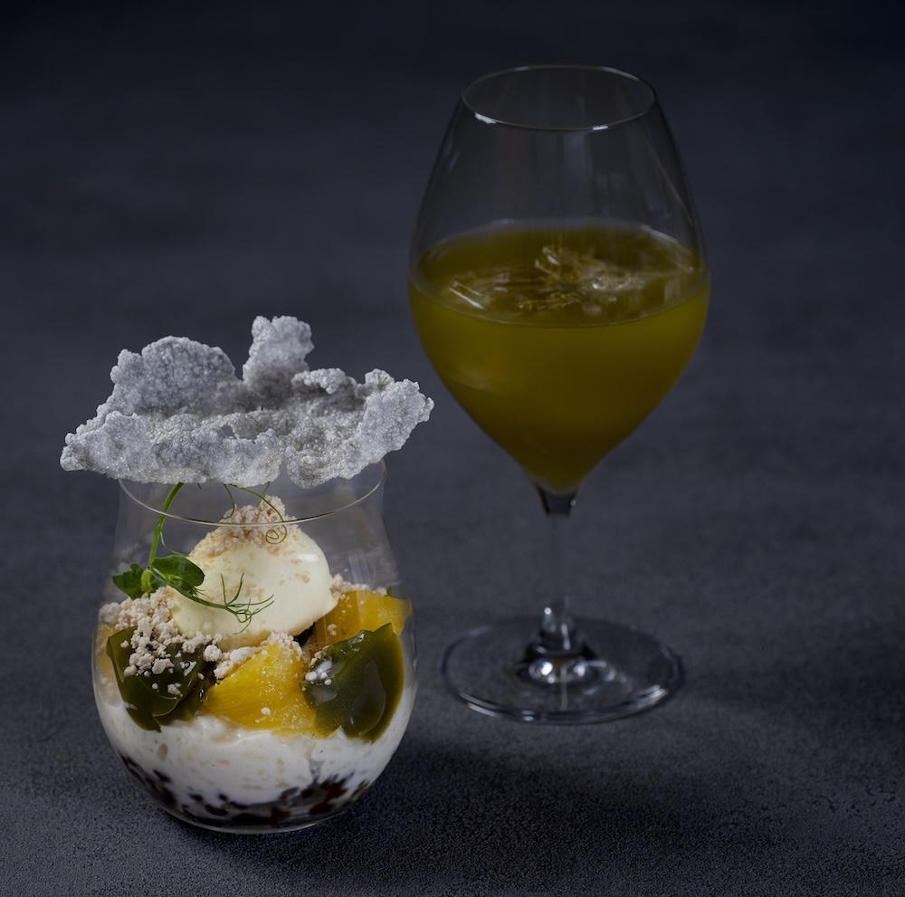 「パイナップルとレンズ豆 酒粕とリオレのパフェ」税込み2,000円（別途サービス料）。ペアリングセットは税込み3,300円（別途サービス料）