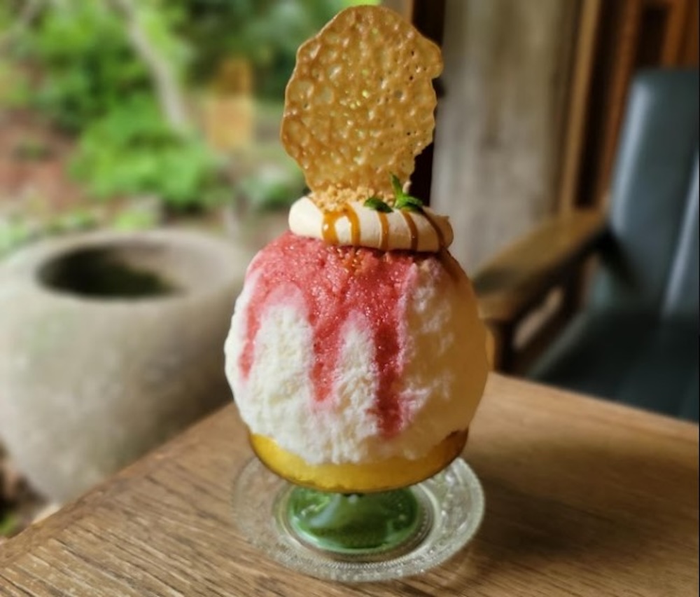 「吹上の森」の「まるごと塩キャラメルとベリーのパフェ」1,851円