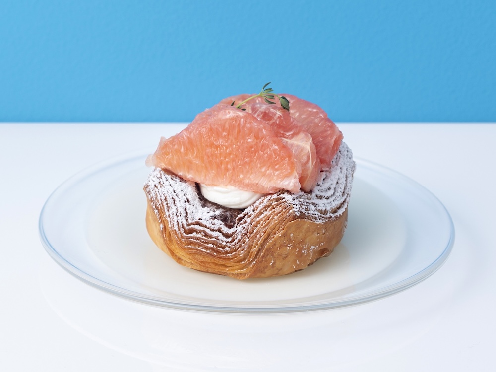 「THE STANDARD BAKERS TOKYO」のグランスタ限定「ピンクグレープフルーツのデニッシュ」テイクアウト・税込み584円、イートイン・税込み594円