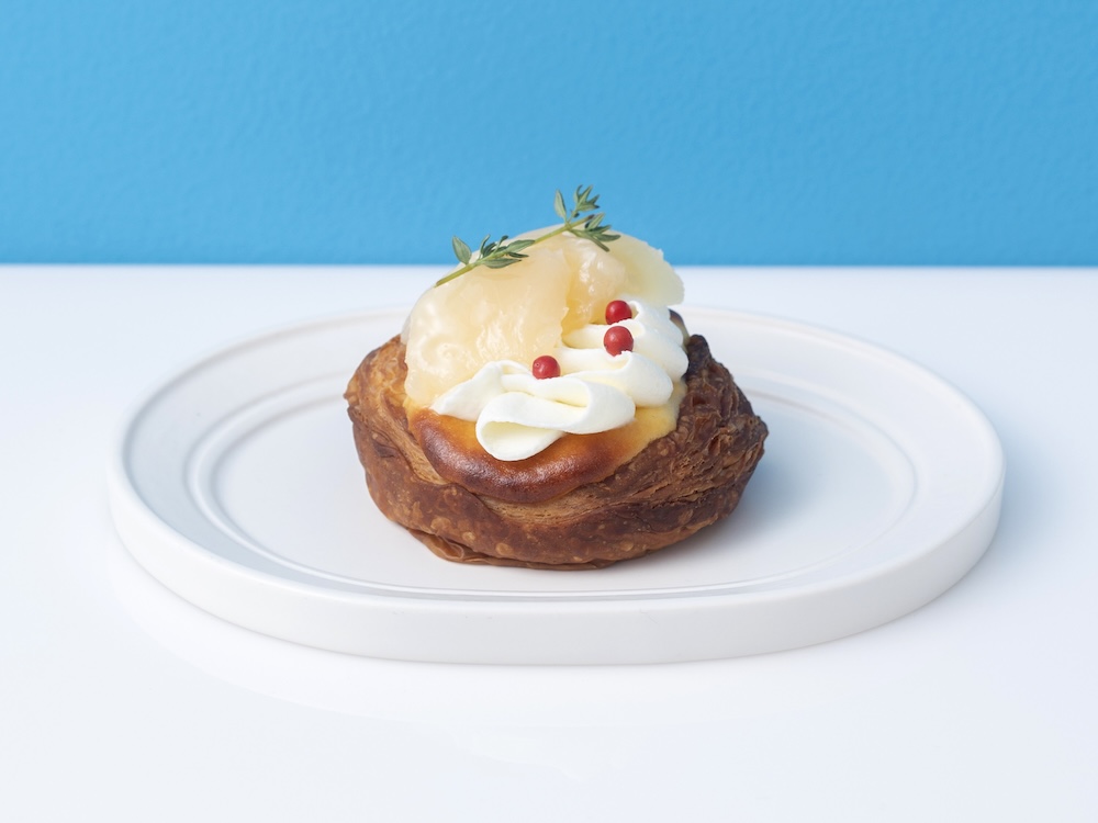 「Curly's Croissant TOKYO BAKE STAND」のグランスタ限定「桃のチーズタルト」テイクアウト・税込み389円、イートイン・税込み396円