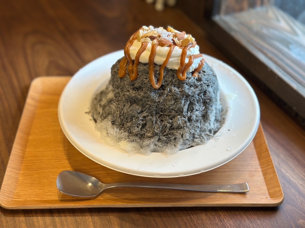 8月6日〜8月19日に販売される「あずきや安堂」の「黒胡麻生クリームキャラメルナッツとひんぎゃ塩」税込み1,980円