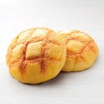 「お店で焼いた ふんわりメロンパン」税込み128円（通常・税込み160円）