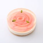 1階の「アンテノール」にて販売中の「桃のレアチーズデザート」税込み1,674円