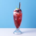 「DEPOT」のグランスタ限定「イチゴとベリーのひんやりクリームソーダ」イートイン・税込み930円