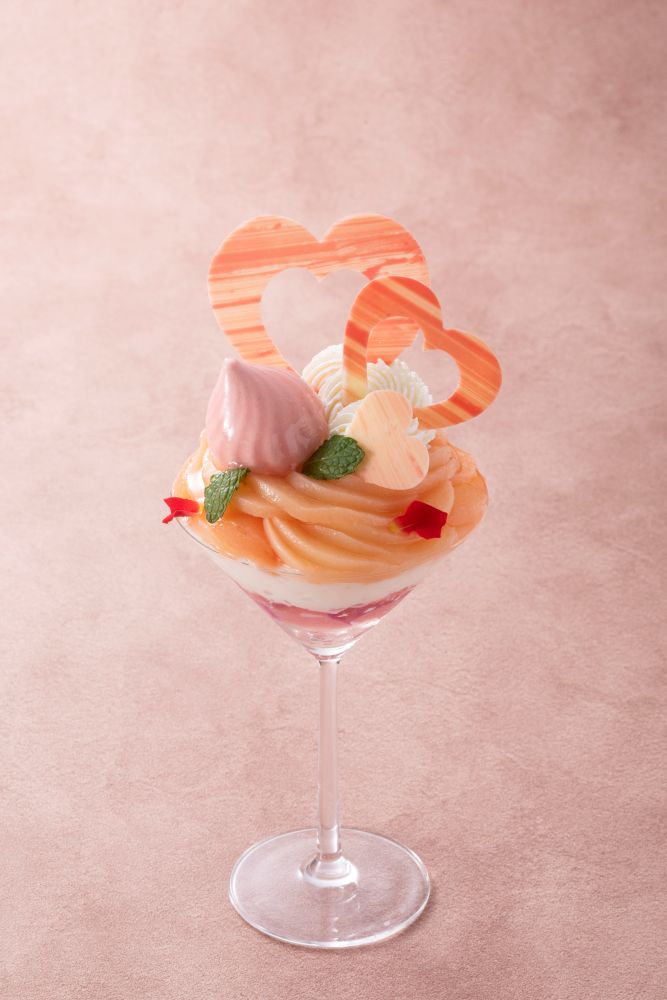 「両想いピーチパフェ」単品・税込み3,289円、ドリンクセット・税込み3,795円(サービス料含む)