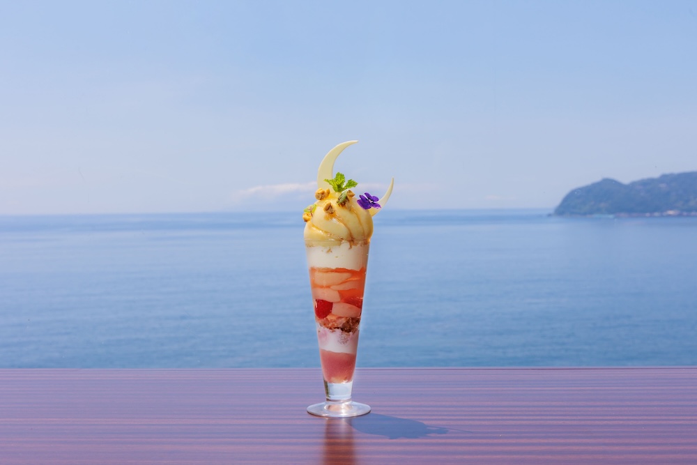 「瑞々しい上品な白桃たっぷりパフェ ~夏限定の芳醇で華やかな味わい~」イメージ