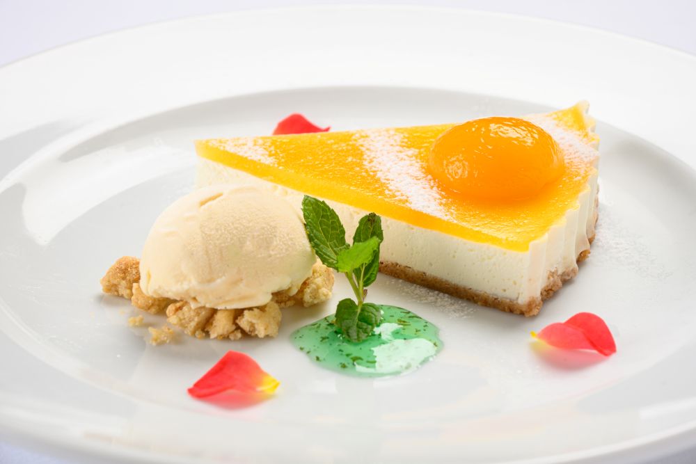 KITTE大阪店にて販売中の「アプリコットチーズムースケーキ」税込み1,633円（サービス料含む）