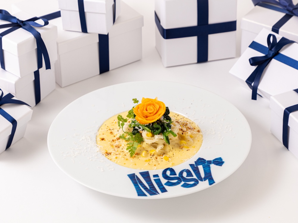「Nissyとかけて、うどんとときます。その心は...どちらも『コシが大事！』コーンクリームうどん」税込み1,890円