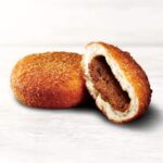 「お店で揚げた カレーパン」税込み147円（税込み180円）