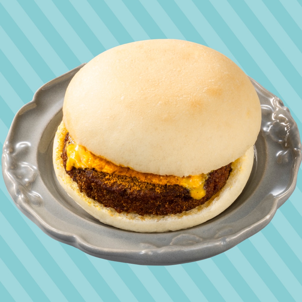 「天使の白もっち カレーチーズソースバーガー」税込み159円（茨城県、福島県の一部）