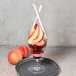 「果実とチョコレートのパフェ -白桃-」イメージ