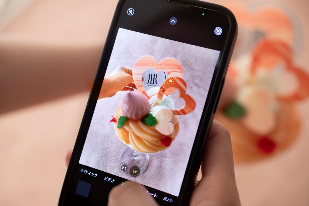「両想いピーチパフェ」単品・税込み3,289円、ドリンクセット・税込み3,795円（サービス料含む）