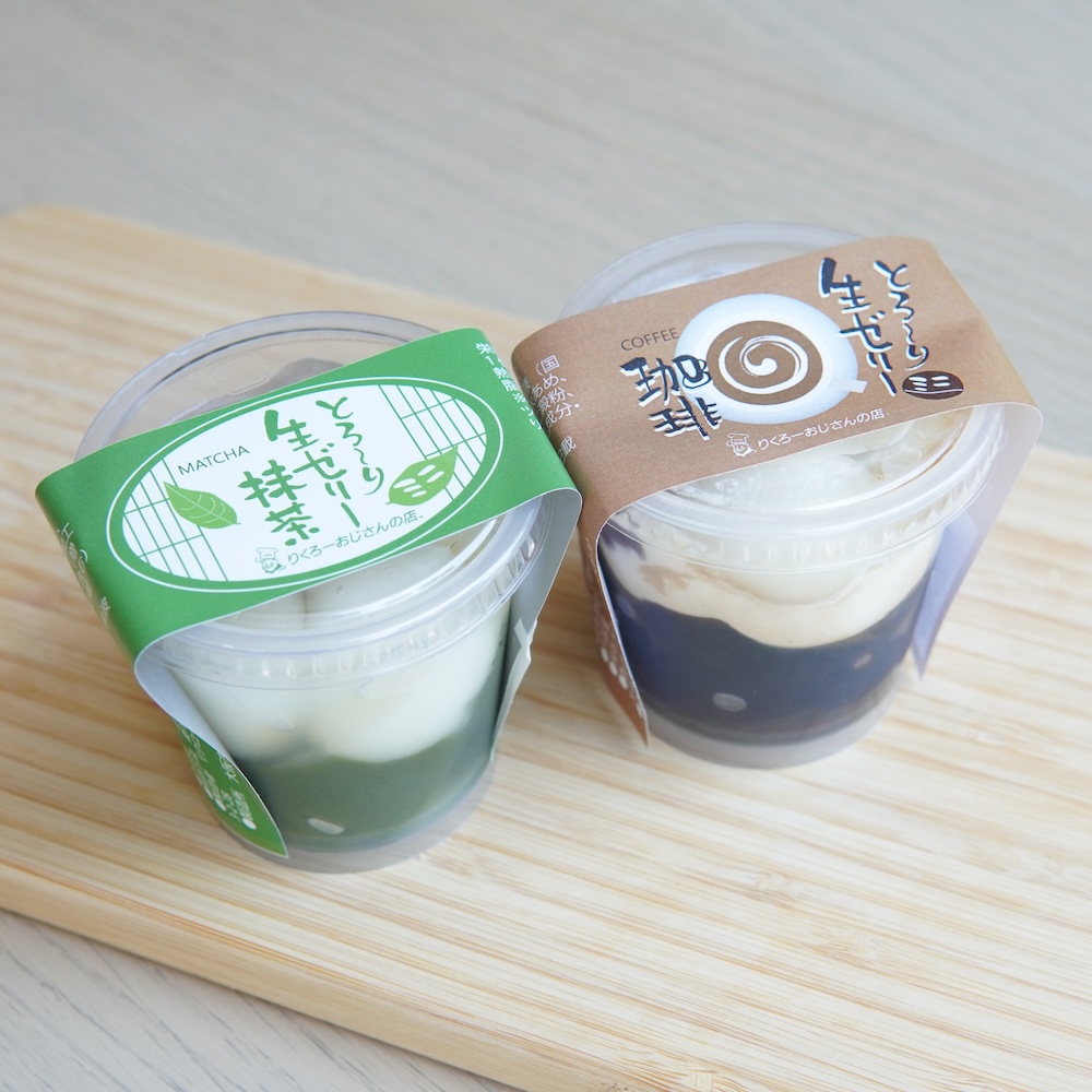 左から、新登場する「ミニとろーり生ゼリー抹茶」税込み325円、「ミニとろーり生ゼリー珈琲」税込み280円