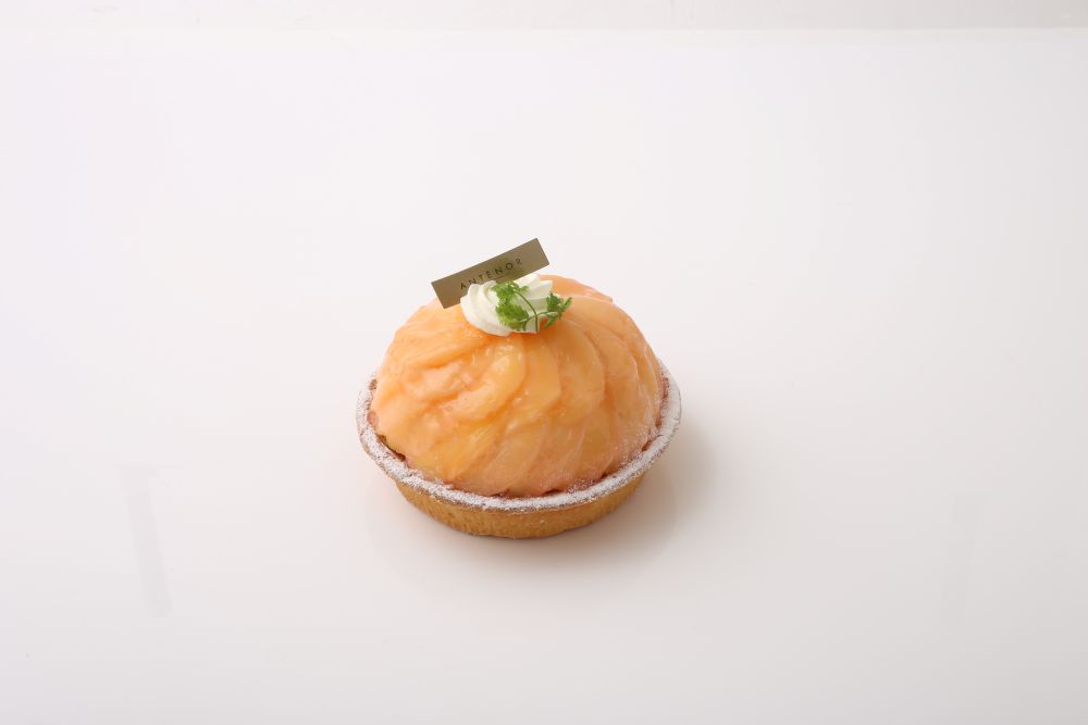1階の「アンテノール」にて販売中の「桃のタルト」税込み2,862円