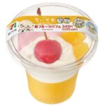 7月18日より順次販売される「映画ちいかわ 島フルーツパフェ」税込み372円