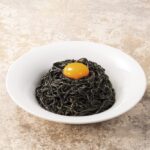 「黒麺×ガーリックライスの満月仕立て」税込み1,199円