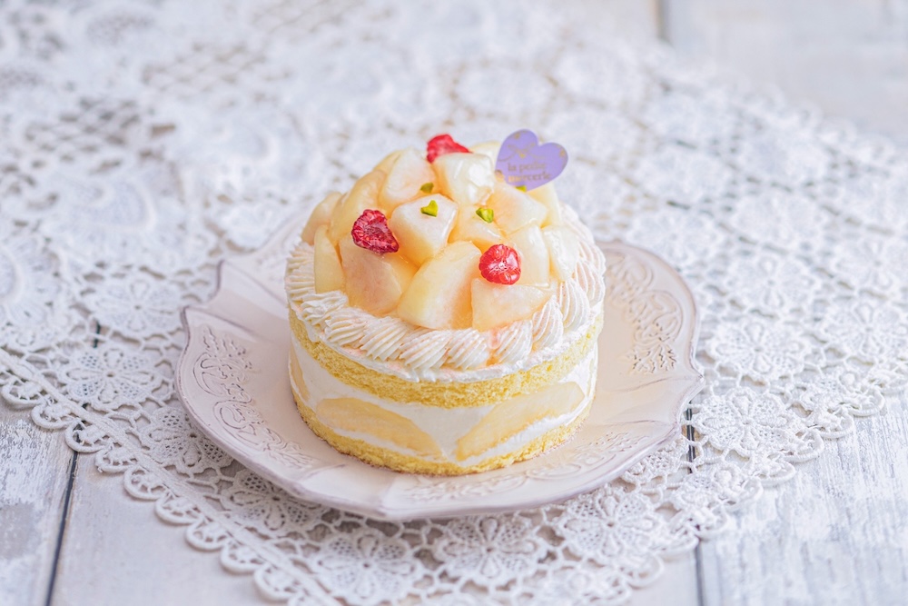 8月末まで販売中の「白桃のショートケーキ」ホール・税込み4,500円