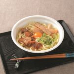 8月31日に発売される「旨辛醤油だれの月見油そば」税込み599 円