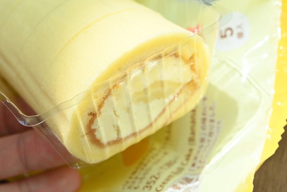 「東京ばな奈　もっちりクリームロール　ダブルバナナ味」イメージ