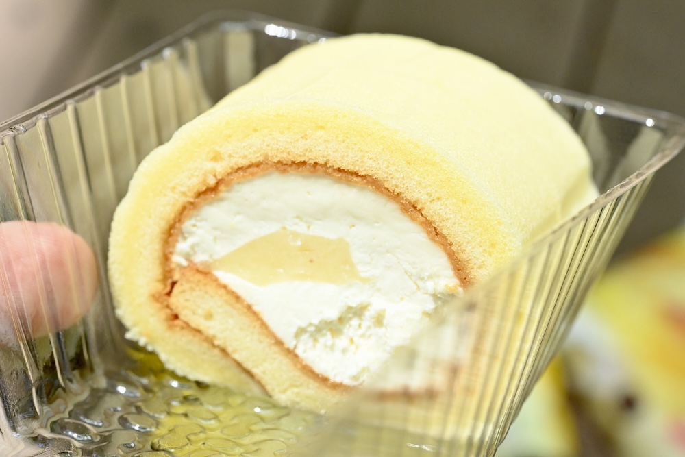 「東京ばな奈　もっちりクリームロール　ダブルバナナ味」イメージ