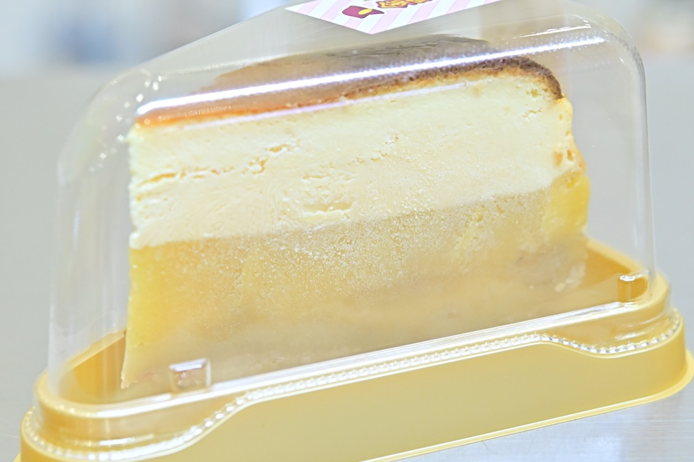 「焼き芋スイーツほっこり芋」の「⾦蜜芋のバスクチーズケーキ」税込み700円